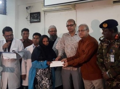 Money handed over to 11 Dhaka fire injured people 